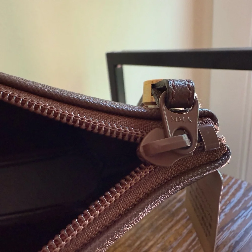 Burberrys Clutch - Picture 9 of 9